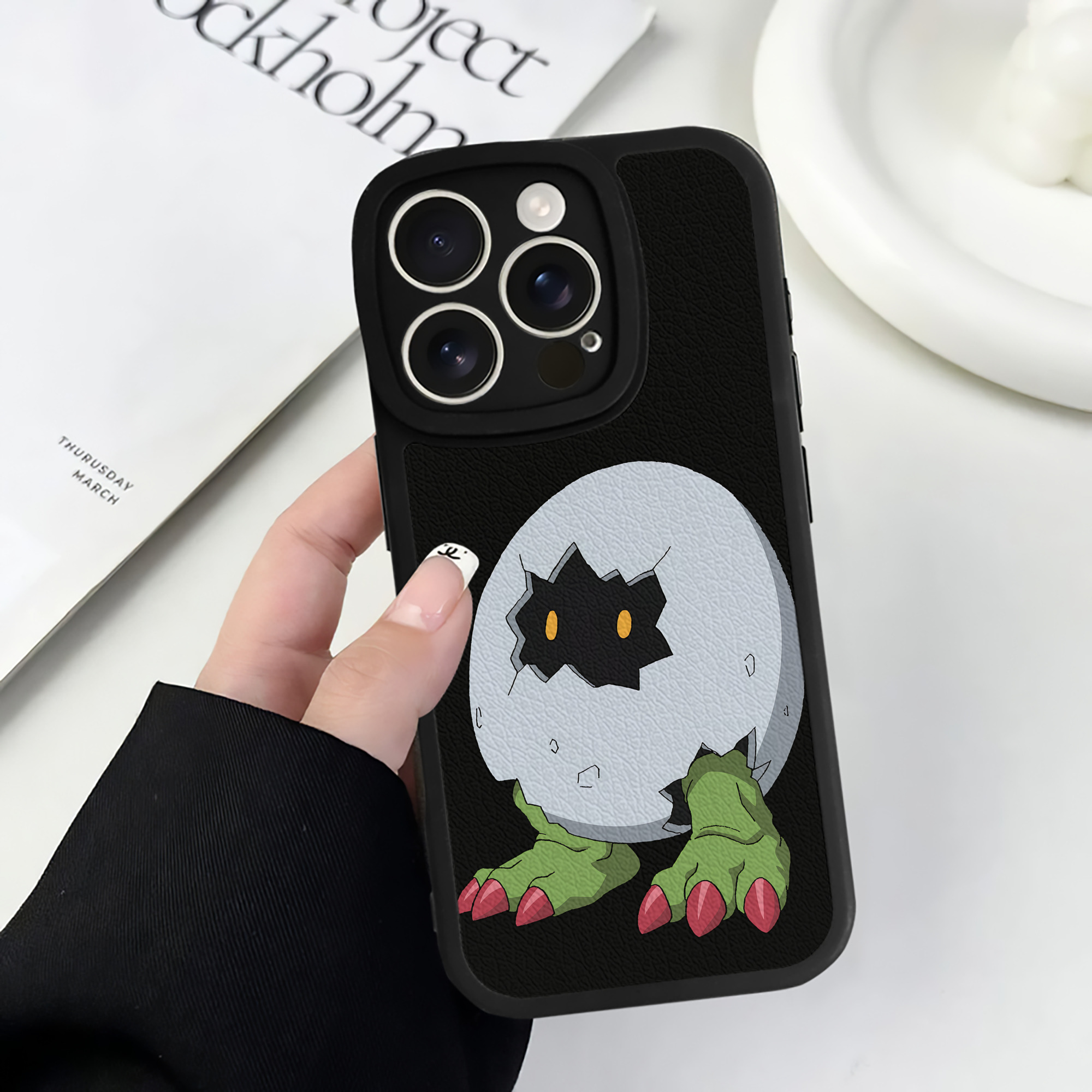 （画像用） Digimon デジタルモンスター/デジモン 【iPhone 16シリーズ対応】シリコンスマホケース（レザー調） 材質：シリコン